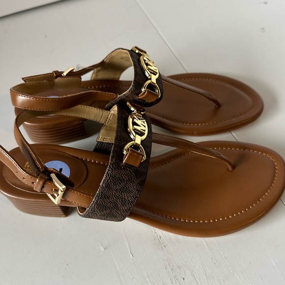 Michael Kors Signature HELENE Thong Block Sandals Brown Size 7.5 - Picture 2 of 10
